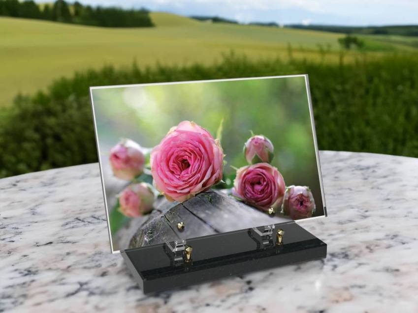 Sensitive rectangular plexiglass plaque.